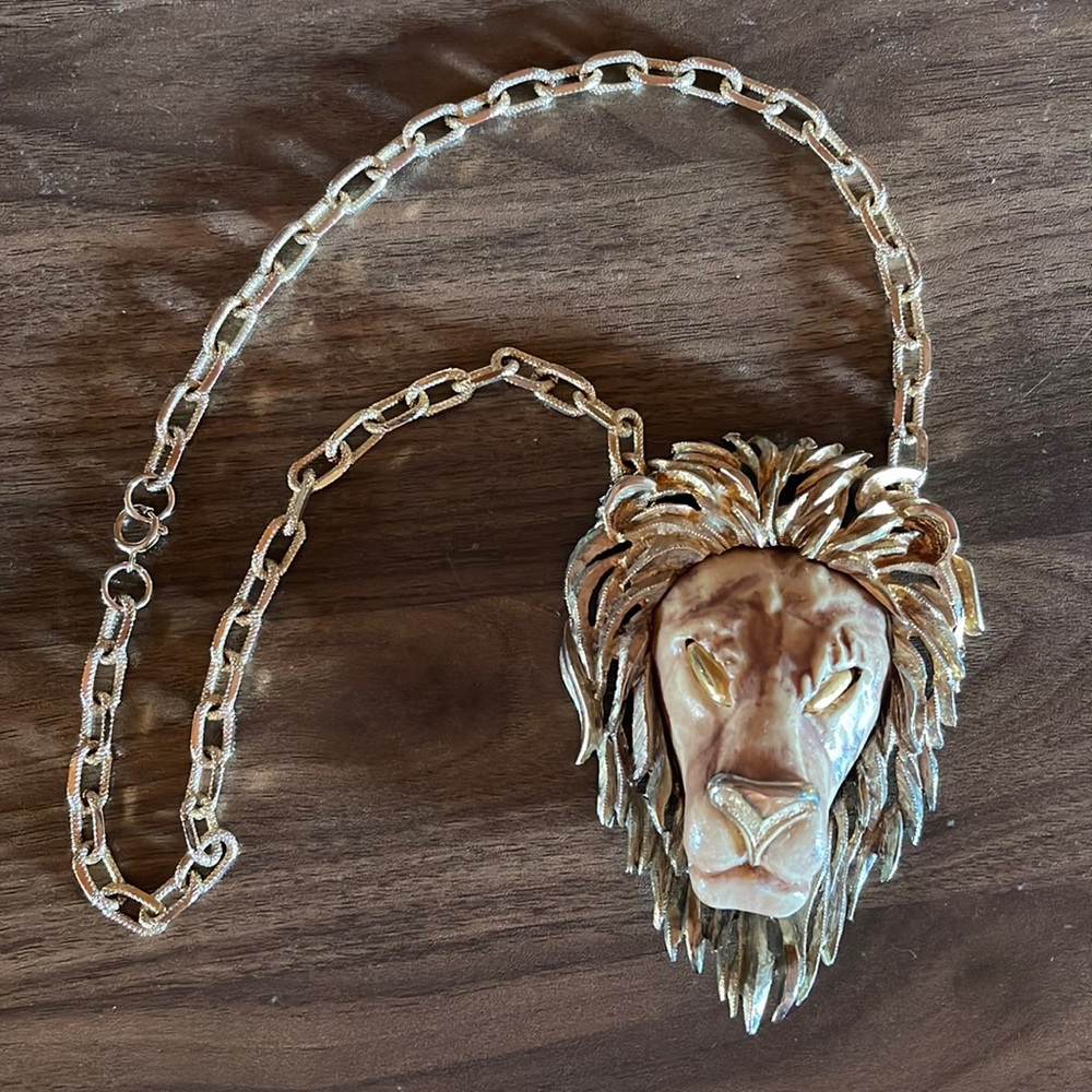 Razza lionhead necklace